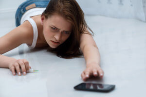 beginnings-treatment-centers-cocaine-overdose-article-image-of-girl-overdosing-on-cocaine-reaching-for-phone