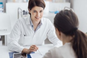 beginningstreatment-benzodiazepine-detox-photo-female-doctor-giving-a-consultation-to-a-patient-and-explaining-medical-information