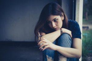 beginningstreatment-safe-injection-sites-pros-and-cons-photo-of-an-addict-woman-holding-a-syringe-injector