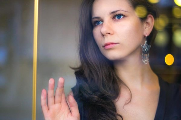 beginningstreatment-why-choose-beginnings-treatment-photo-of-a-thoughtful-woman