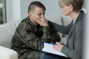 beginningstreatment-drug-rehab-for-veterans-photo-of-a-solider-talking-to-psychologist