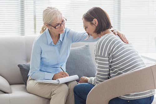 Woman talking with her therapist during a psychological assessment in addiction treatment